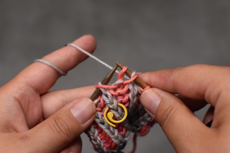 Schritt 2: Die nächste Masche ebenfalls rechts abheben.