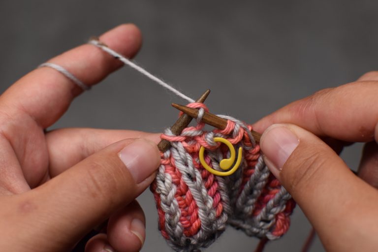 Step 4: Knit the next stitch.