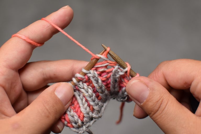 Schritt 3: Die Masche von der linken Nadel nehmen.