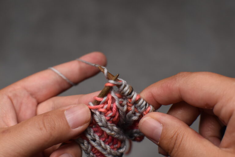 Schritt 5: Die Masche (und den darüberliegende Umschlag) noch einmal rechts abstricken.