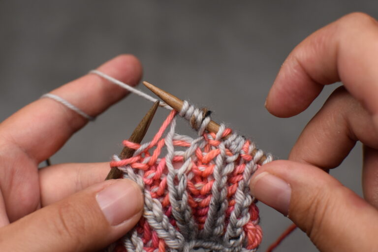 Schritt 6: Nun die Masche von der linken Nadel nehmen.