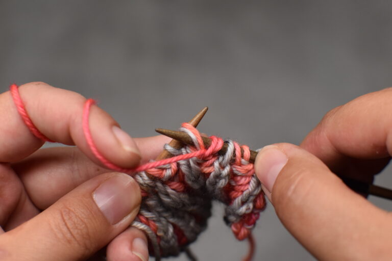 Schritt 3: Die Masche noch einmal als linke Patentmasche abstricken.